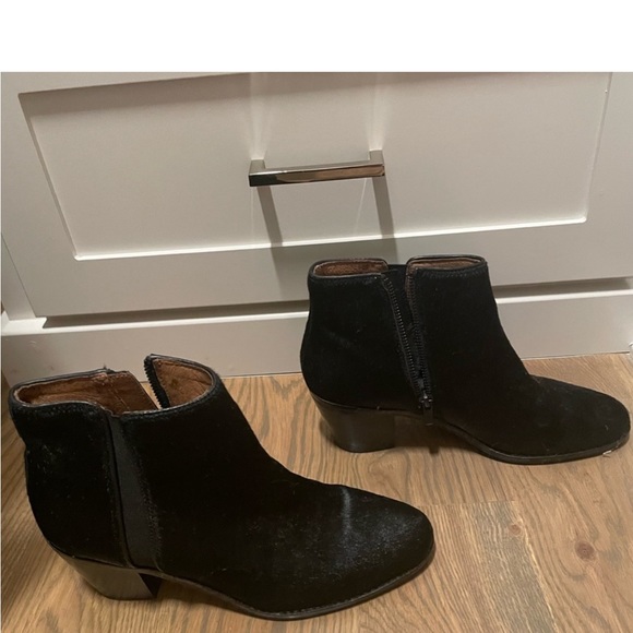 Frye Jolene Black Calf Hair Boots
Booties Inside zipper Size 9 - Picture 2 of 5